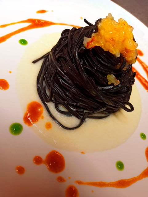 foto piatto di spaghetti al nero di seppia e tartare di gamberi